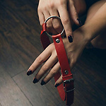 Фото 3: Кляп-рамка из натуральной кожи красный