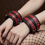 Фото 3: Наручники чёрно-красные с двойным ремешком.