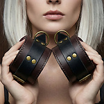 Фото 2: Наручники кожаные коричневые с карабином