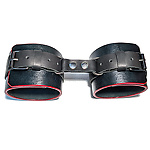 Фото 6: Наручники кожаные чёрно-красные увеличенного размера